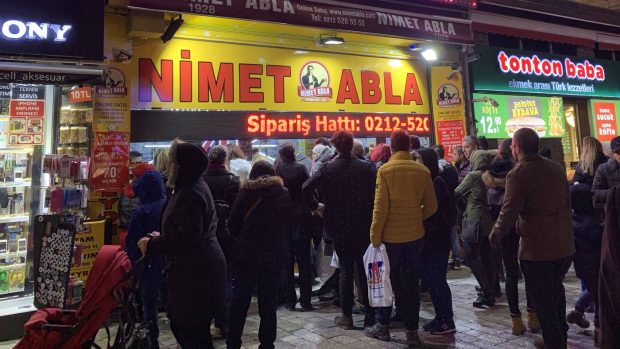 Nad průčelím slavného istanbulského obchodu, kde se prodávají losy, slibuje světelný nápis, že vás Nimet Abla učiní vítězem