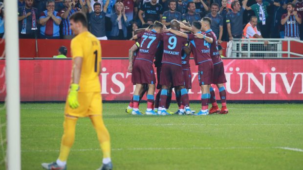 Fotbalisté Trabzonsporu se radují z gólu proti pražské Spartě