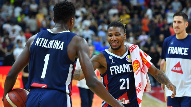 Radost basketbalistů Francie po výhře nad USA ve čtvrtfinále na mistrovství světa