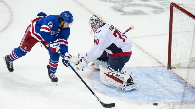 Útočník Filip Chytil v zápase NHL proti Washingtonu