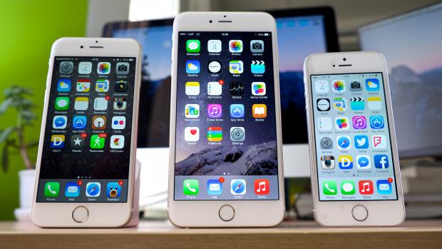 Srovnání iPhonů. Zleva: iPhone 6, iPhone 6 Plus a iPhone 5.