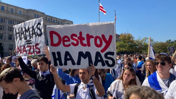 Washington, Freedom Plaza, několik set lidí demonstruje podporu a solidaritu s Izraelem na shromáždění Stand with Israel