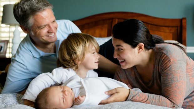 Tatínkem v šedesáti a maminkou ve čtyřiceti. Třetina dotázaných dětí a mladých by ale preferovala mladší rodiče.