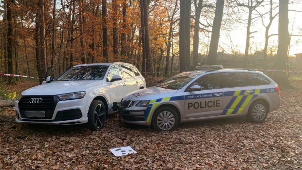 Na Barrandovském mostě srazilo kradené auto policistu. Jeho kolega použil varovné výstřely, vůz přesto ujel. Vozidlo policisté zastavili násilným způsobem u obce Louňovice za použití policejního rámu