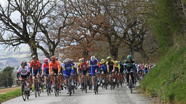 Peloton v loňském závodě Tirreno-Adriatico