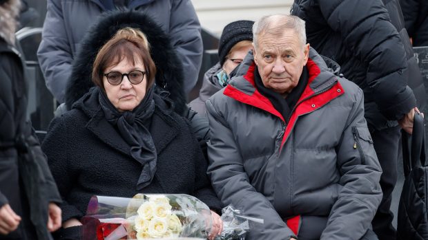Pohřbu se zúčastnili rodiče Alexeje Navalného Ljudmila Navalná a Anatolij Navalnyj