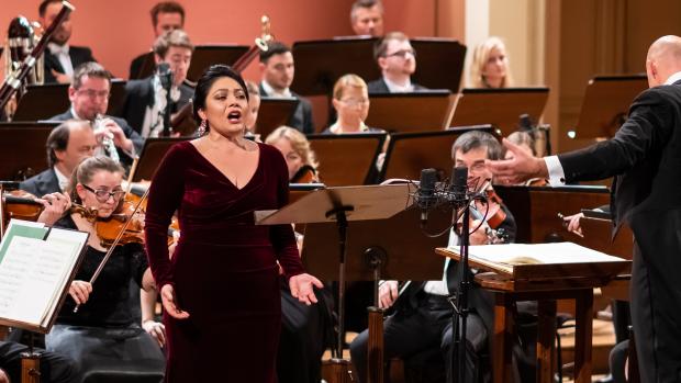 Zahajovací koncert letošní sezony Pražské komorní filharmonie v pražském Rudolfinu pod vedením francouzského šéfdirigenta Emmanuela Villaumea, hostem lednového vystoupení byla americká sopranistka Ailyn Pérezová