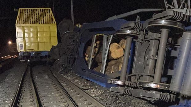 Ve stanici Prosenice na Přerovsku se v noci srazily dva nákladní vlaky. Tři vozy jsou vykolejené, nehoda poškodila také troleje