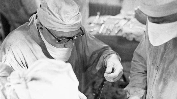 Archivní snímek z 9. července 1968, kdy chirurgický tým bratislavského akademika Karola Šišky (Karol Šiška) )provedl první transplantaci srdce v ČSSR a v bývalém socialistickém bloku. Pacientkou byla padesátiletá Šarlota Horváthová, transplantované srdce však tlouklo jen asi pět hodin.