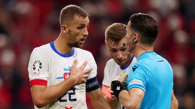 Kapitán české reprezentace Tomáš Souček diskutuje s rozhodčím o červené kartě Mojmíra Chytila v utkání proti Albánii
