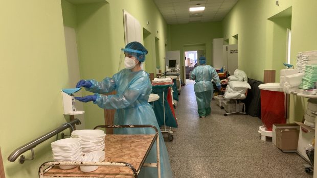 Nemocnice aktuálně zvládá situaci díky pomoci dobrovolníků a armády