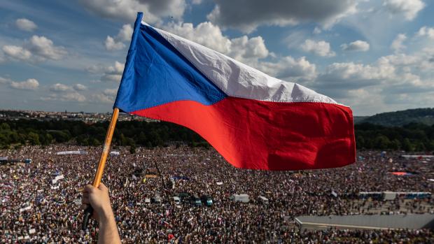 Titul Fotografie roku získal symbolický snímek vlající vlajky nad hlavami tisíců demonstrantů na Letenské pláni od Lukáše Bíby z mediálního domu Economia