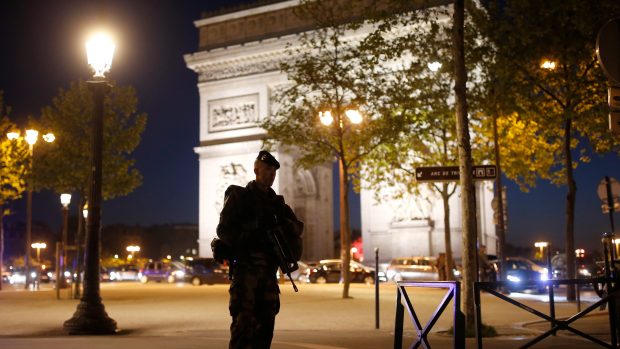 Z pařížské třídy Champs-Élysées byla ve čtvrtek večer ohlášena střelba, při které přišli o život nejméně dva lidé: policista a útočník