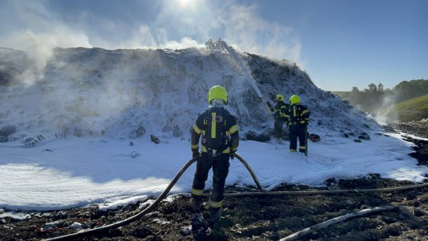 Na Přerovsku hořela skládka s nebezpečným odpadem