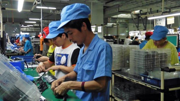 Čínští dělníci v továrně