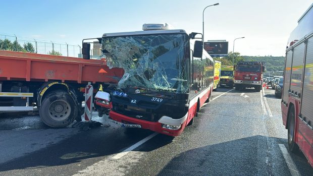 Autobus se v Praze srazil s nákladním autem