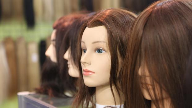 Venezuelanky začínají prodávat své vlasy, movitějším je pak prodávají na paruky