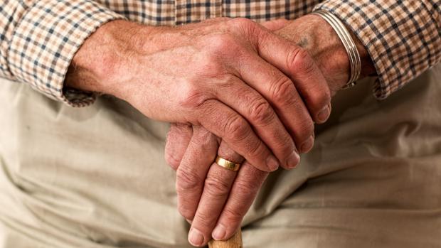 Alzheimerova choroba nejčastěji postihuje lidi vyššího věku. Nevyhýbá se ale mladším ročníkům.