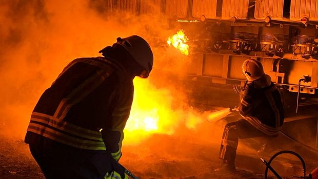 Hasiči pracují na uhašení požáru v zařízeních energetické infrastruktury, kterou poškodil úder ruské rakety, v oblasti Kyjeva na Ukrajině 15. listopadu 2022