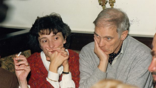 Helena Medková a Ivan Medek na setkání disidentu o historii. Listopad 1988, hospoda Heuriger ve Vídni.