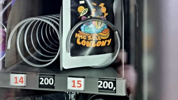 Látek podobného typu je celá řada, jsou také na trhu. Spíš jsem upozorňoval na to, že to nemá být v cukrovinkách, potravinách, že to nemá být v automatech, dostupné dětem, to je to, co jsem považoval za závažnější problém, říká Vobořil