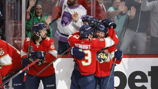 Hokejisté Floridy se radují z historicky první výhry ve finále play-off NHL