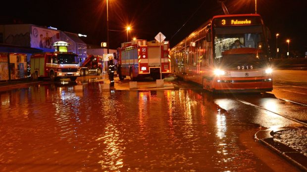 V ulici Nekvasilova prasklo potrubí a voda zaplavila sklepy přilehlých domů. Hasiči museli vodu následně odčerpávat.