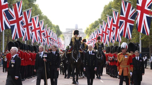 Smuteční průvod ve středu v Londýně doprovodil  královnu z Buckinghamského paláce do sídla parlamentu, Westminsterského paláce. Rakev s Alžbětou II. táhlo na lafetě šestispřeží Královského dělostřeleckého pluku.