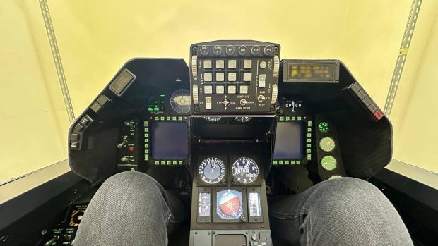 Kokpit v simulátoru stíhačky F-16.