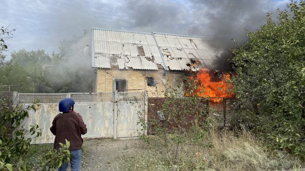 Hořící dům ve vesnici nedaleko Krasnohorivky, ve které se krátce předtím odehrál ruský útok,