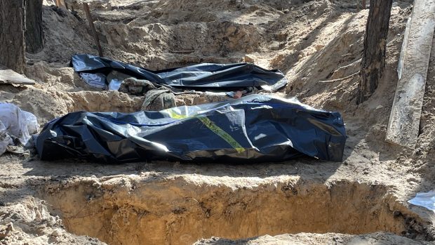 Exhumace těl u Izjumu