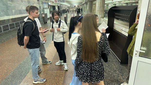 Školní šatny hned před turnikety charkovského metra