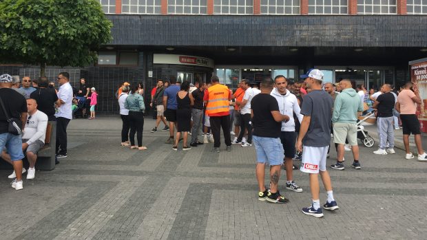Desítky lidí, převážně Romu protestují před hlavním vlakovým nádražím v Pardubicích