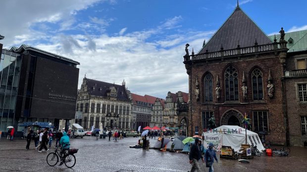 Setkání klimaaktivistů v Brémách naproti srazu automobilových veteránů