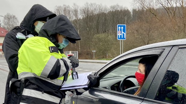 Policisté na hraničních přechodech v noci začali důkladně evidovat jízdy