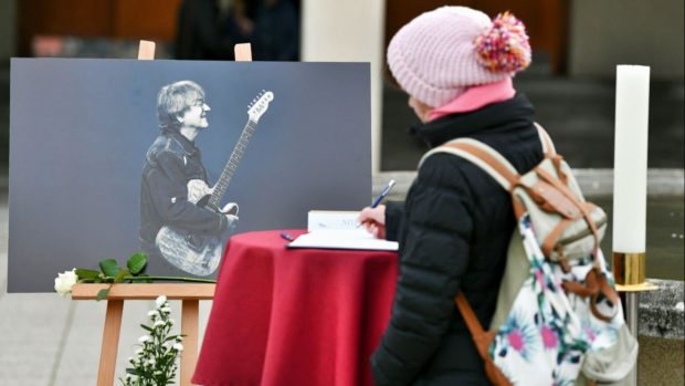 Lidé se mohou zapisovat do kondolenční knihy