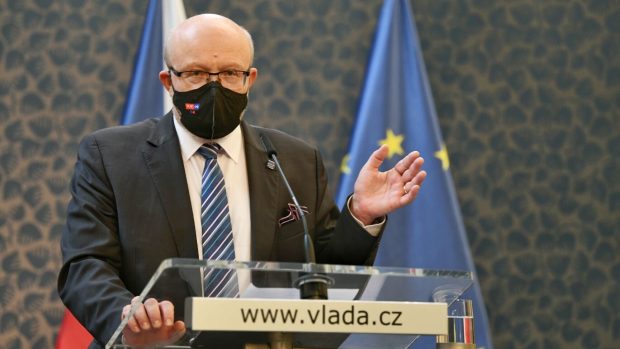 Ministr zdravotnictví Vlastimil Válek na tiskové konferenci po jednání vlády