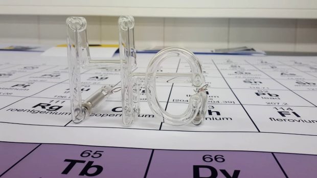Mezi prvky periodické tabulky na Přírodovědecké fakultě Univerzity Karlovy si lidé mohou prohlédnout i plyny, třeba helium