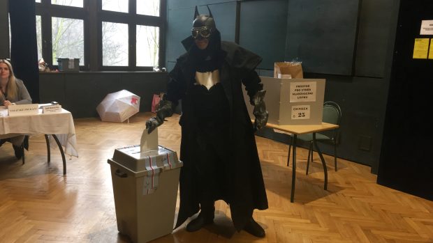 Muž v kostýmu Batmana odvolil v sobotu v Teplicích