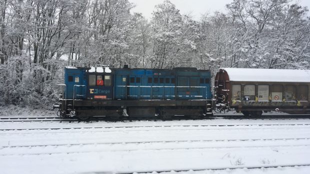 České dráhy Cargo, nákladní vlak v zimě ve sněhu (ilustrační foto).