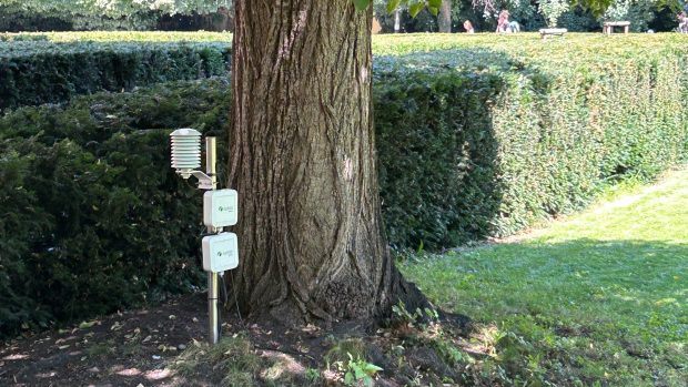 Senzor na měření mikroklimatu v pražské Františkánské zahradě