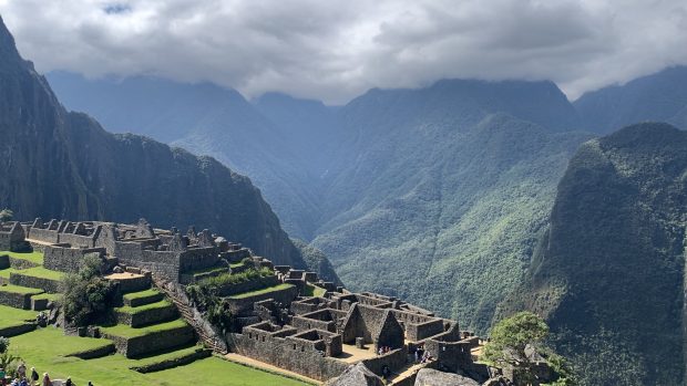 Prezident Nejvyššího kontrolního úřadu Miloslav Kala a čeští poslanci z kontrolního výboru na výletě na Machu Picchu v Peru