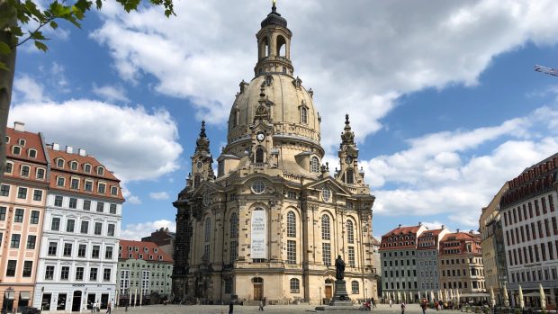 Kostel Frauenkirche v Drážďanech bývá obklopen turisty. Nyní náměstí před ním zeje prázdnotou