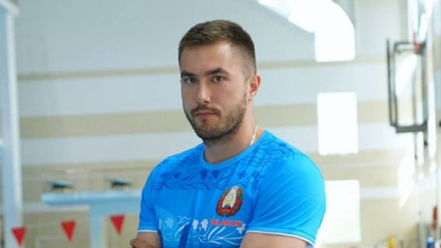 Pavel Sitenkov přijel do Česka na rehabilitaci v rámci programu MEDEVAC poté, co ho běloruští policisté zadrželi, když šel po ulici. Zlomili mu pět obratlů.