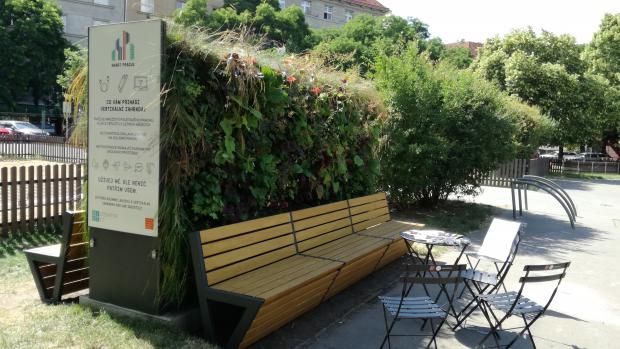 Jedna z laviček se nachází také v Dejvicích, kde na Puškinově náměstí stojí takzvaná vertikální zahrada, kterou tvoří dvě lavičky vedle sebe, oddělené květinami