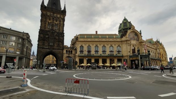 Nový kruhový objezd před Prašnou bránou a Českou národní bankou na Praze 1