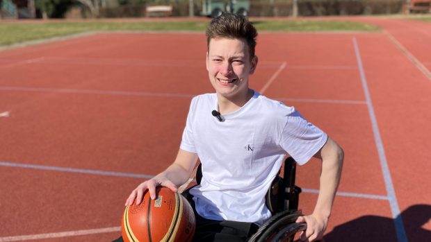 Láďa v areálu pražského Jedličkova ústavu, kde je i hřiště na basketbal