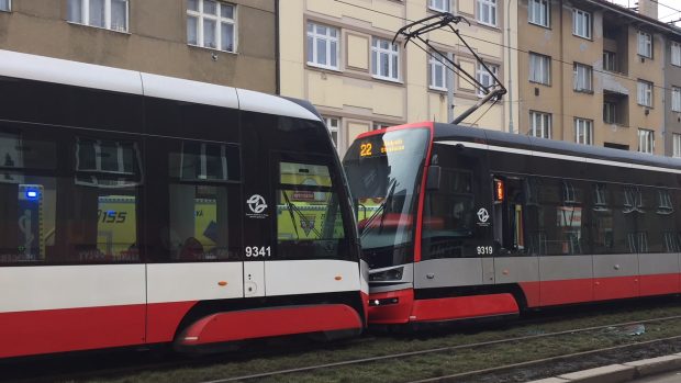 V pražských Strašnicích se srazily dvě tramvaje. Při nehodě se zranilo pět lidí