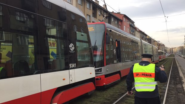 V pražských Strašnicích se srazily dvě tramvaje. Při nehodě se zranilo pět lidí