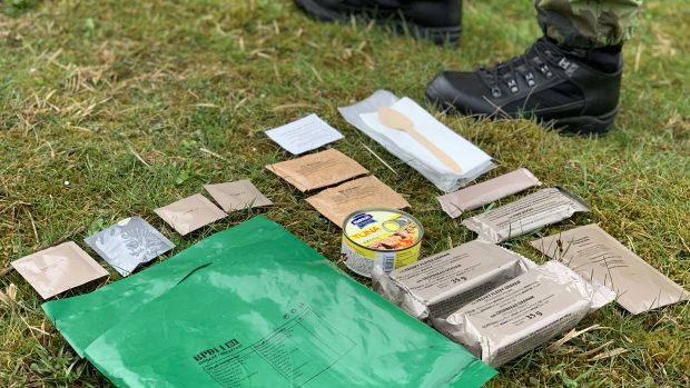Česká armáda modernizuje bojové dávky potravin. Místo krabic a konzerv budou vojáci dostávat pytlíky jako třeba Američané